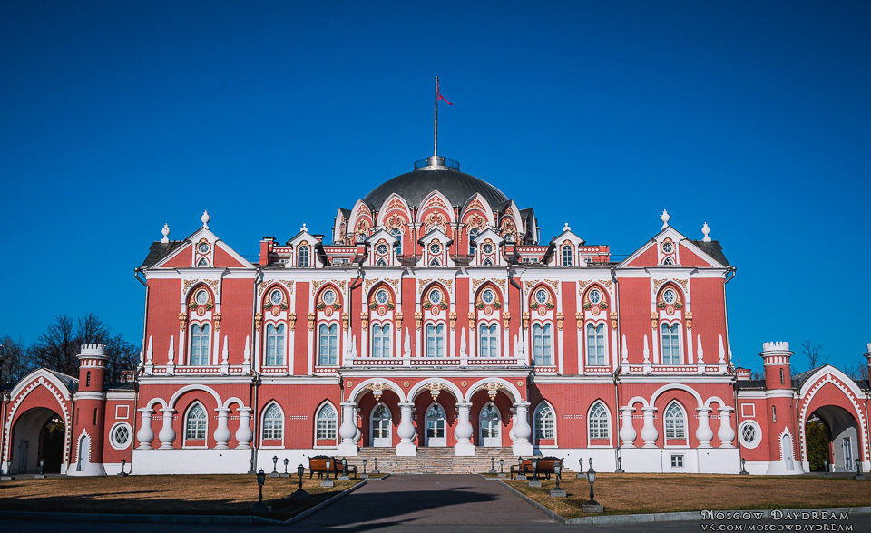 Петровский путевой дворец фото