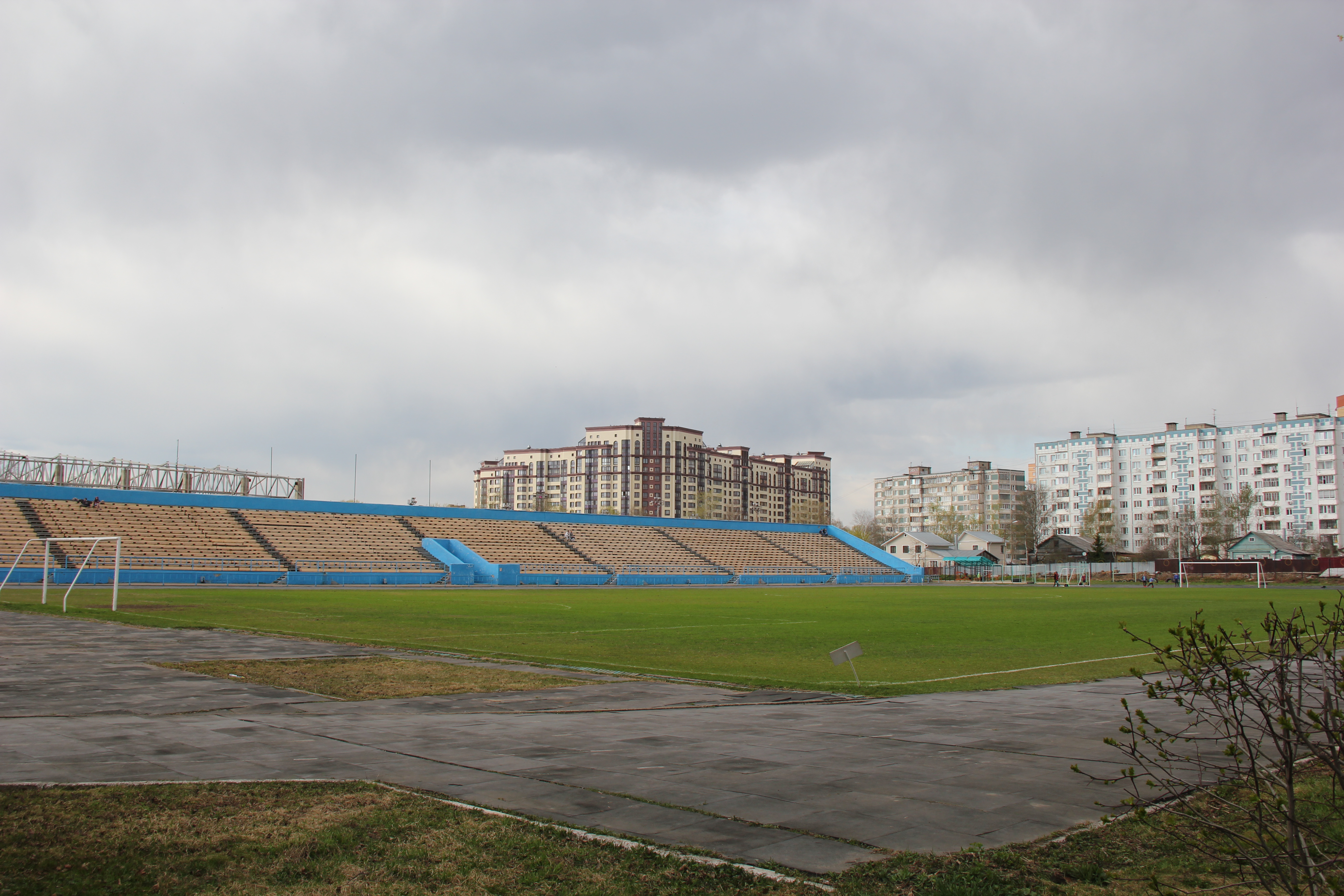 Луч посадская. Стадион Луч Сергиев Посад. Футбольное поле Луч Сергиев Посад. Стадион Луч Тушино. Стадион темп Сергиев Посад.