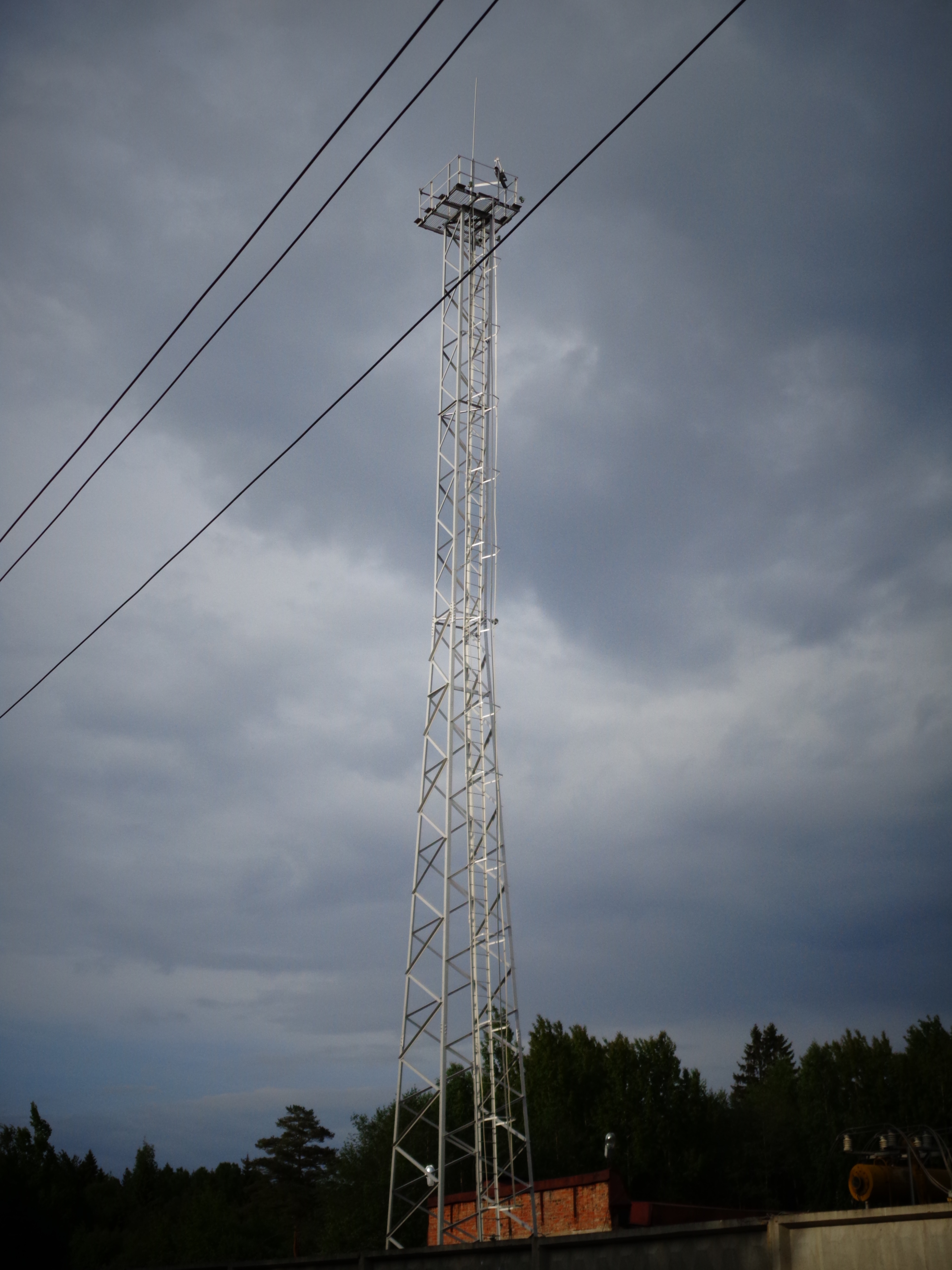 Радиомачта с оттяжками gsm. Мачта высотная. Антенная опора сно, высотой 26 метров. Мачта высотная. Мачта высотная.