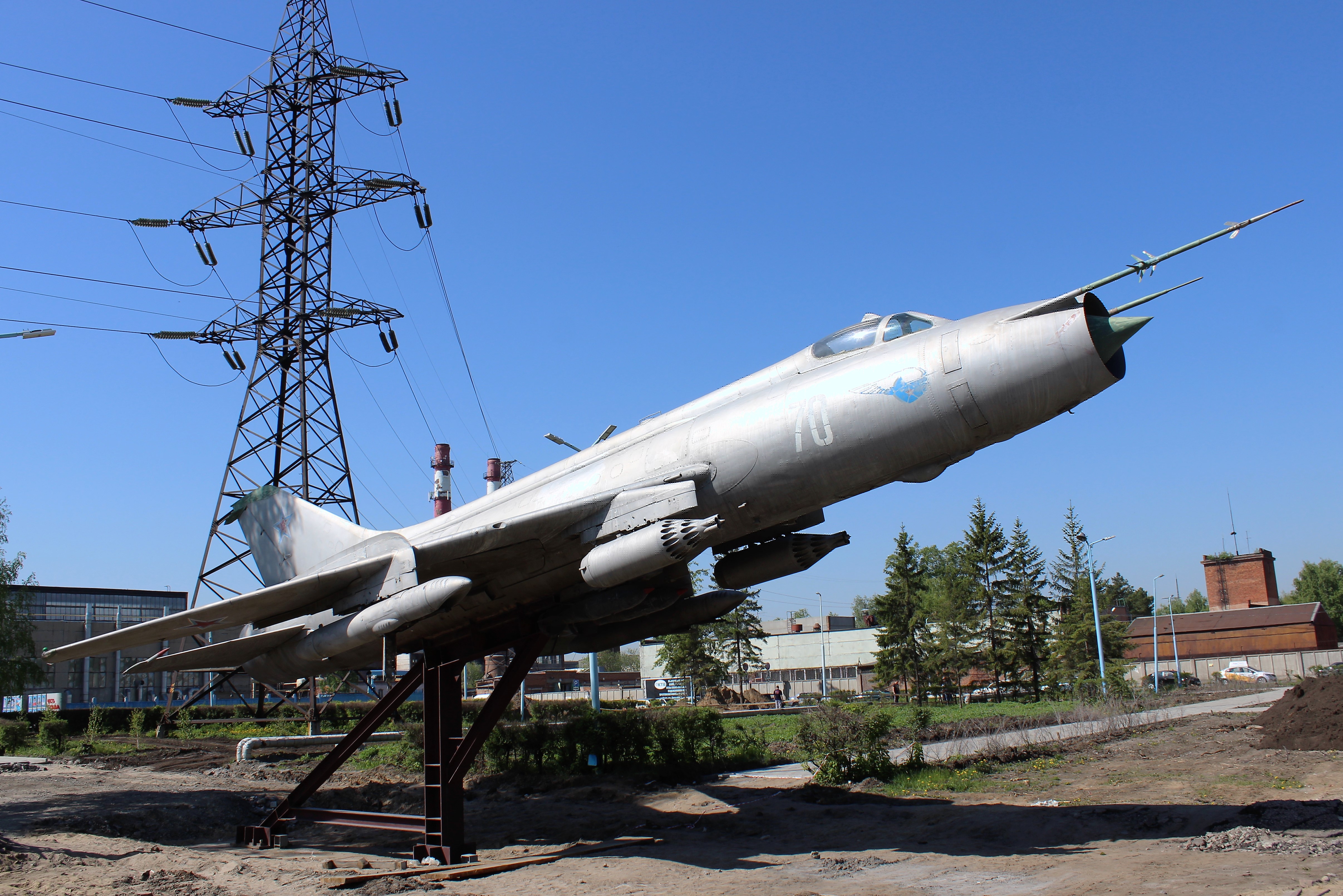 Самолет омск. Памятник Су 17 Омск. Памятник Су-15 в Омске. Истребитель су17 Омск. Памятник самолет в Омске.