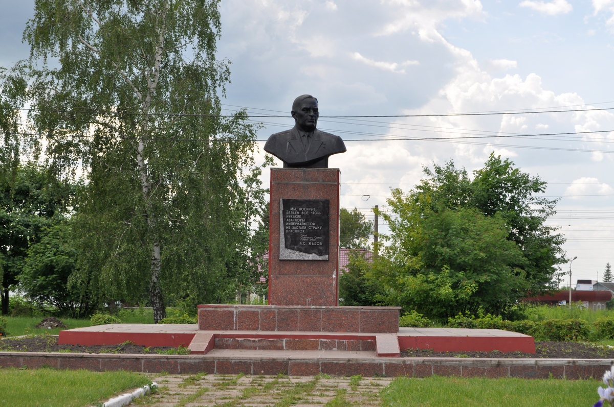 Орел змиевка. Памятник Жадову в Змиевке. Мемориал Свердловский район Змиевка. Орловская обл. Змиевка бюст а.с. Жадову. Змиевка Свердловского района Орловской области.