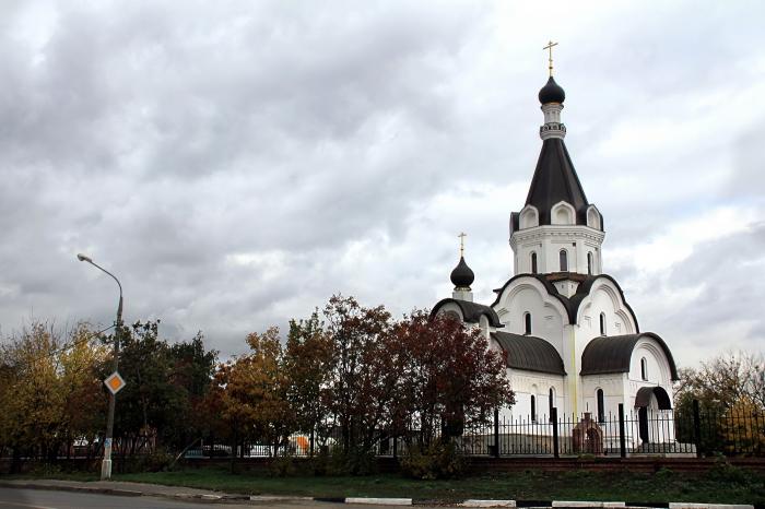 Территория церкви. Церковь новомучеников Орехово Зуево. Территория церкви Орехово-Зуево. Храм новомучеников Орехово-Зуевских в Орехово-Зуево. Белая Церковь Орехово-Зуево.