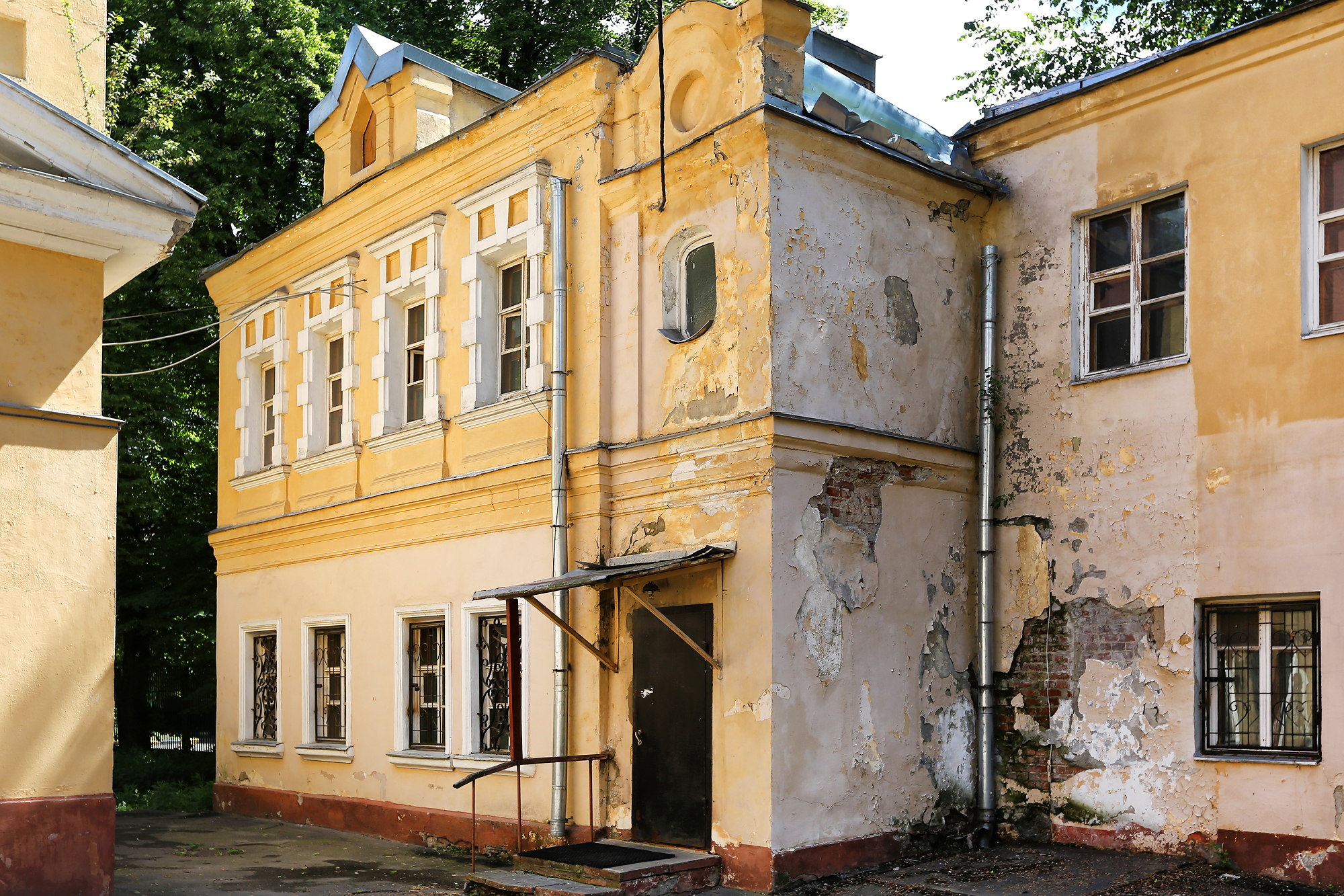 Маленькая флигель. Усадьба а.д.Офросимовой. Флигель усадьбы Ливенцевых Тула. Флигель Достоевского Зарайск.