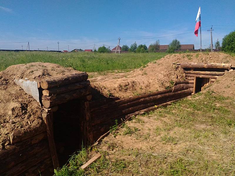 Укрепление окопа. Блиндаж землянка окоп. Сурский рубеж окопы землянка. Музей ВОВ окопы блиндажи. Блиндажи лес Лужский рубеж.