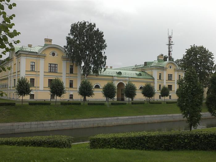 Поселок стрельна санкт петербург. Конюшенный двор Стрельна. Стрельна Березовая аллея 3. Конюшенный корпус Стрельнинский Константиновский дворец. Александровский парк Стрельна.