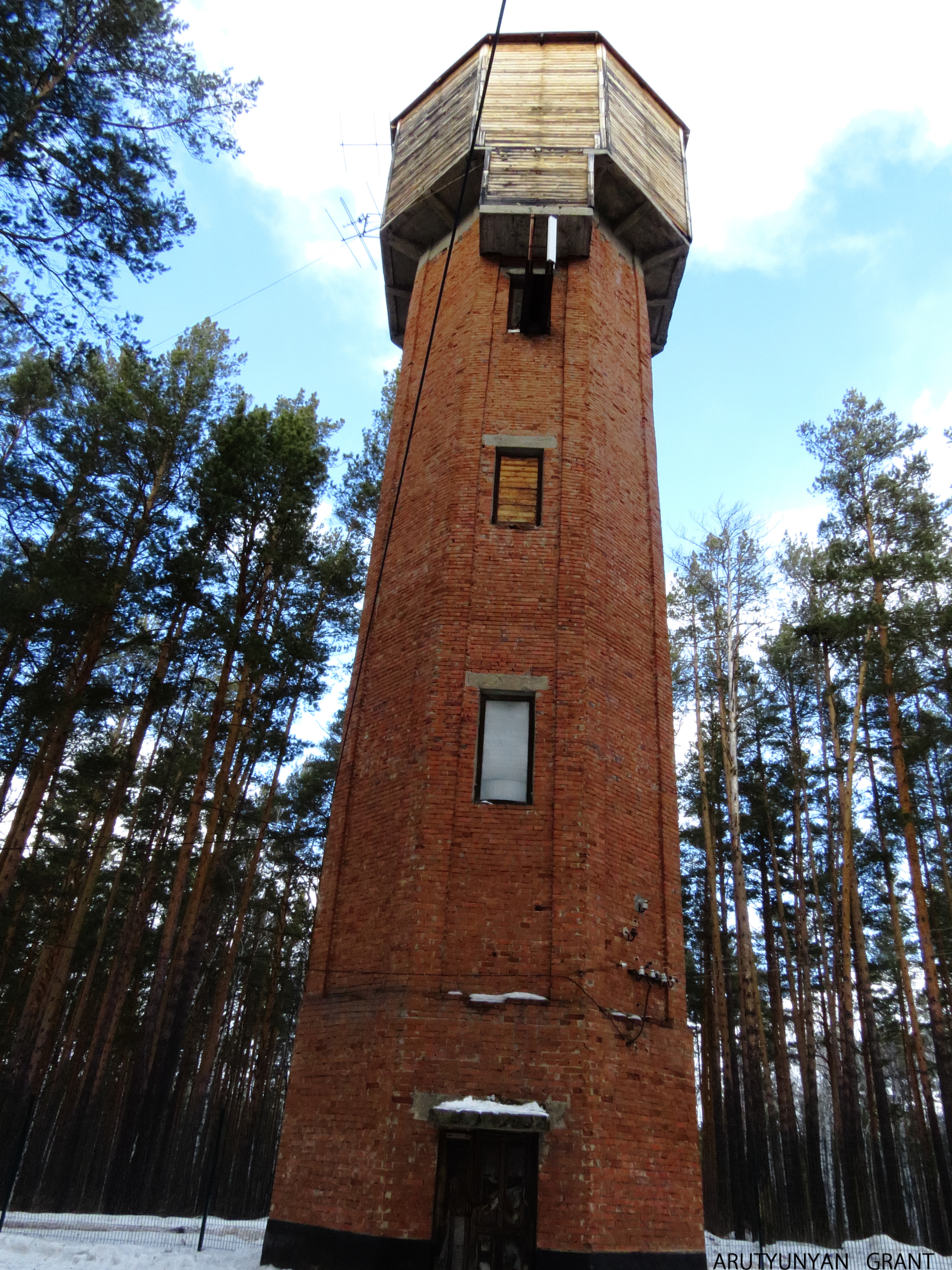 Brick towers. Водонапорная башня Краснодарский край. Кирпичная шатровая водонапорная башня. Санаторий белый камень водонапорная башня. Кирпичная башня водонапорная башня.