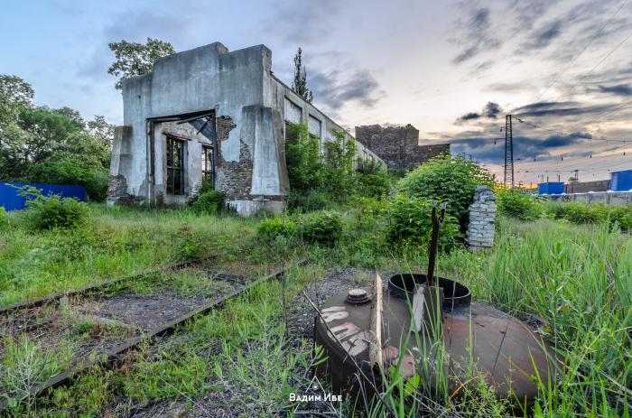 Раково красный сулин. Паровозное депо красный Сулин. Красный Сулин заброшки. Rhfcys qcekby заброшенный карьер.