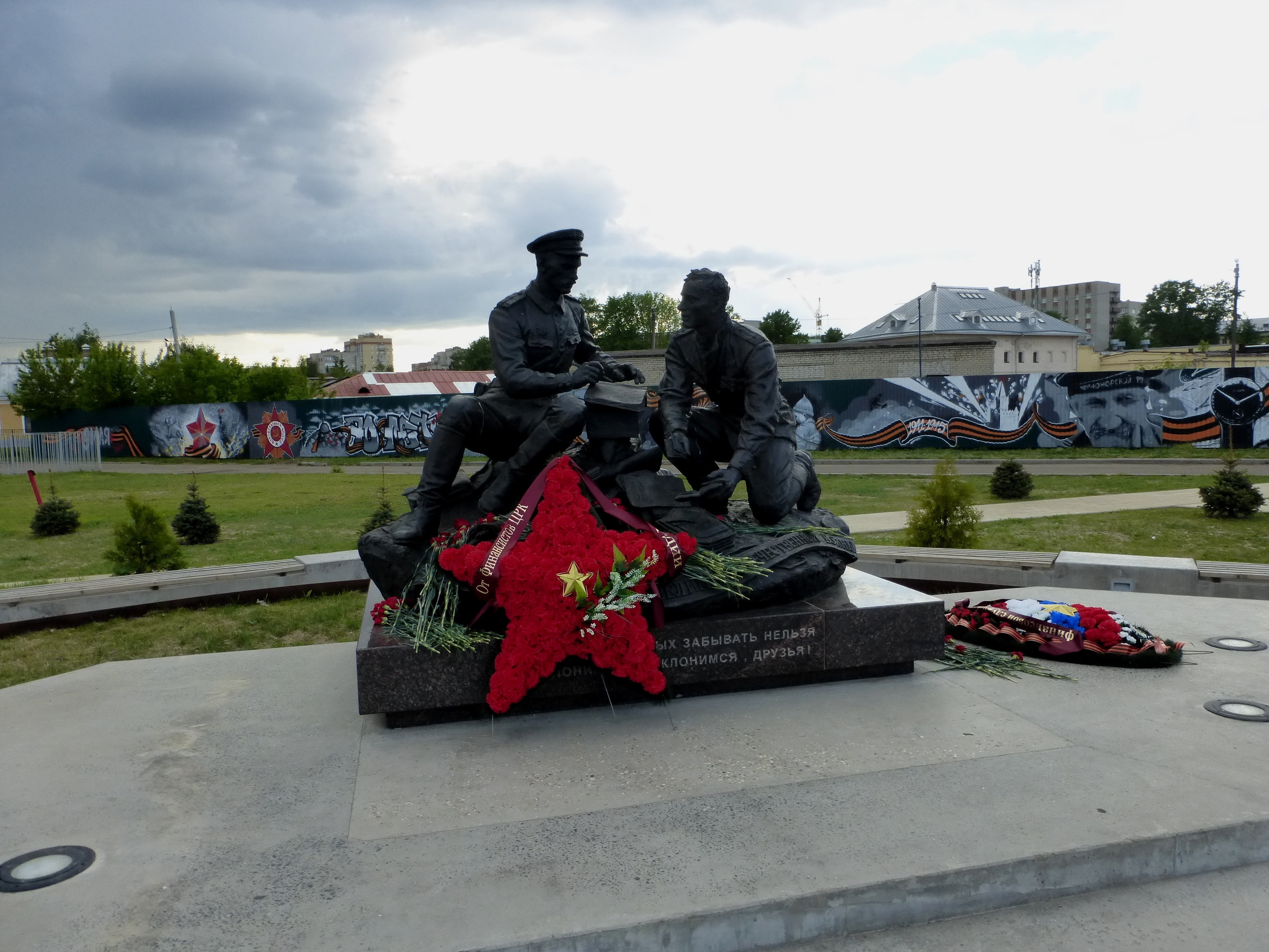 Памятник военному. Памятник военным финансистам в Ярославле. Армейские памятники. Фотографии военных памятников. Памятники военным фото.