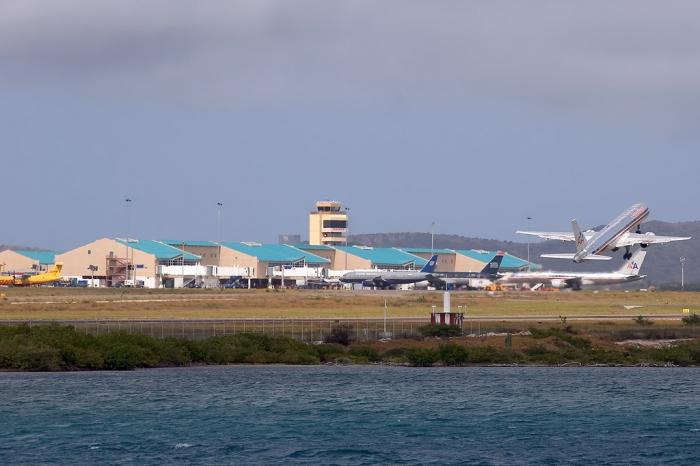 Resultado de imagen de aeropuerto reina beatrix aruba migracion