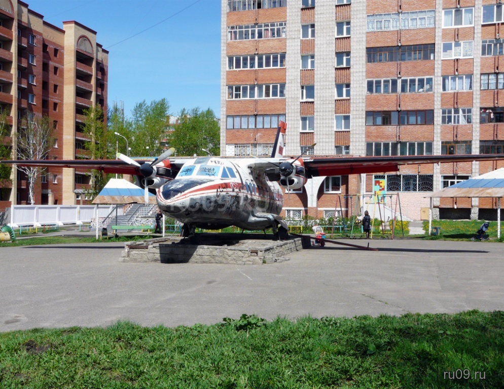 Маи 20. Самолет жилмассив Томск. Самолет Томск памятник. Сквер у самолета Томск. Самолет с Елизаровых Томск.