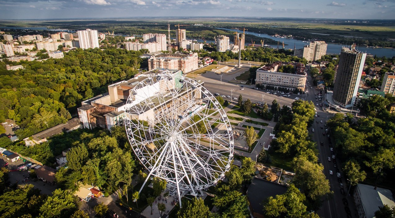 Одно небо театральная площадь 3 цены. Колесо обозрения парк революции Ростов. Колесо обозрения Ростов на Дону Театральная площадь. Колесо обозрения в парке революции в Ростове на Дону. Парк в Ростове на Дону с колесом обозрения.