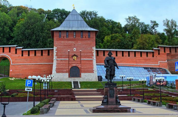 Первый нижний. Зачатская башня Нижегородском Кремле. Памятник Петру 1 в Нижнем Новгороде. Зачатьевская башня Петр 1 Нижний Новгород. Петр первый памятник Нижний Новгород Зачатьевская башня.