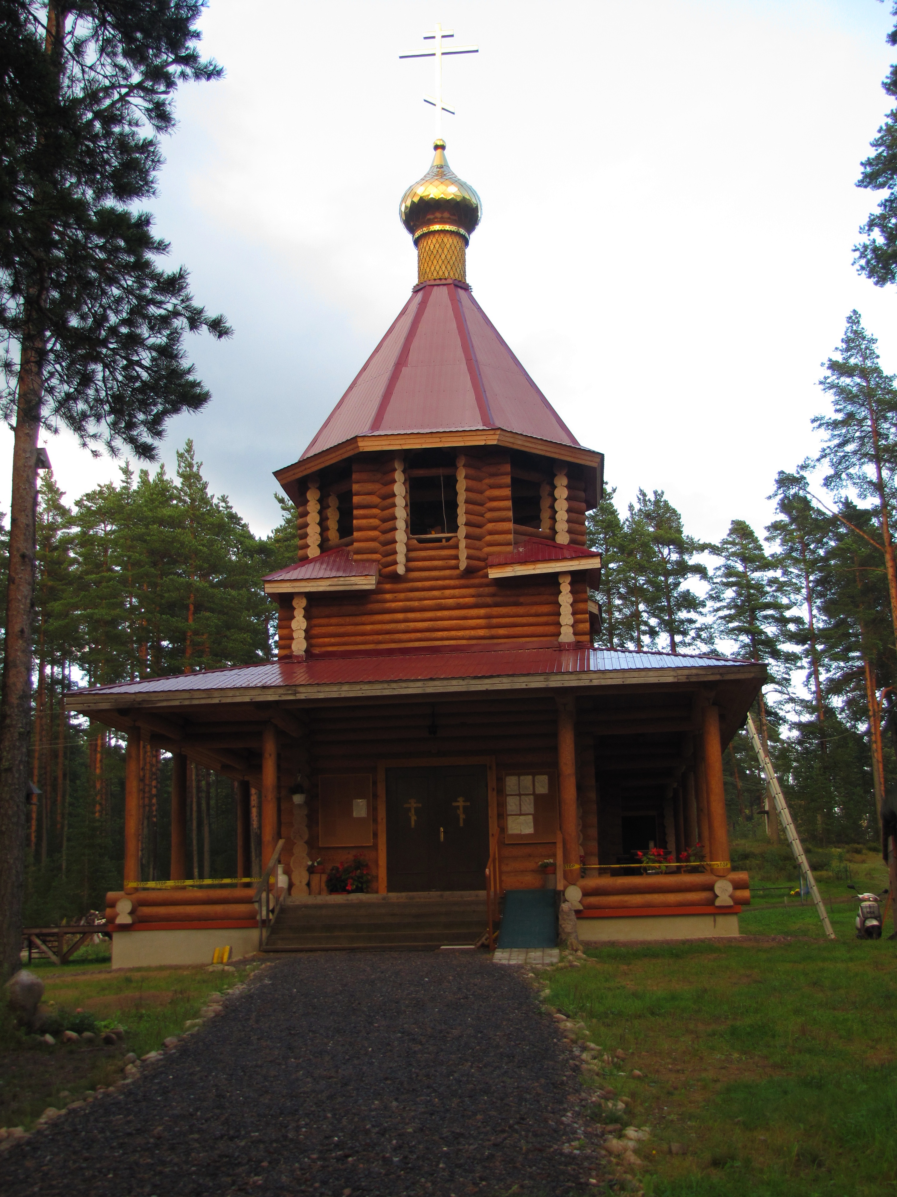 Храм страстотерпцев пермь. Раздолье Приозерский район церкви. Часовня-храм Царственных страстотерпцев. Храм в Раздолье Приозерского района. Часовня Царственных страстотерпцев у Анциферово.