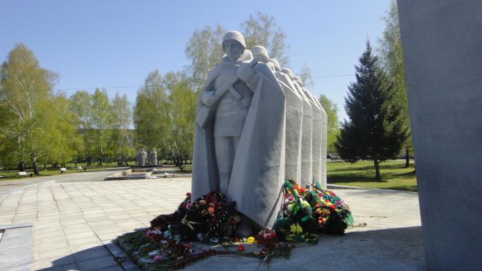 Воин свердловская область. Мемориал воинам тавдинцам Тавда. Памятник воинам тавдинцам. Памятники Тавда Свердловской. Тавда Обелиск мемориальный комплекс.