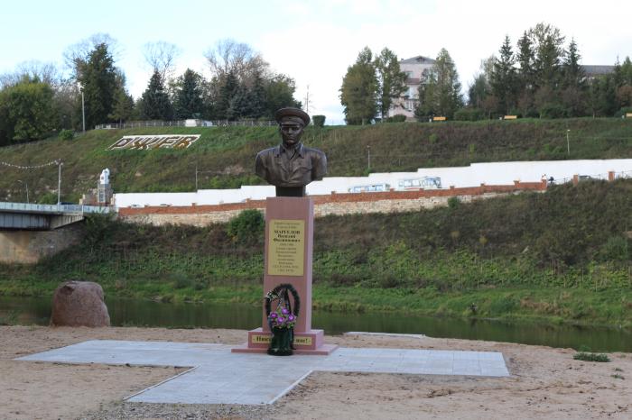 Наш ржев. Сквер воинов интернационалистов Ржев. Памятник в городе Ржев. Ржев памятник интернационалистам. РЖЕВСКИЙ мемориал достопримечательности Ржева.