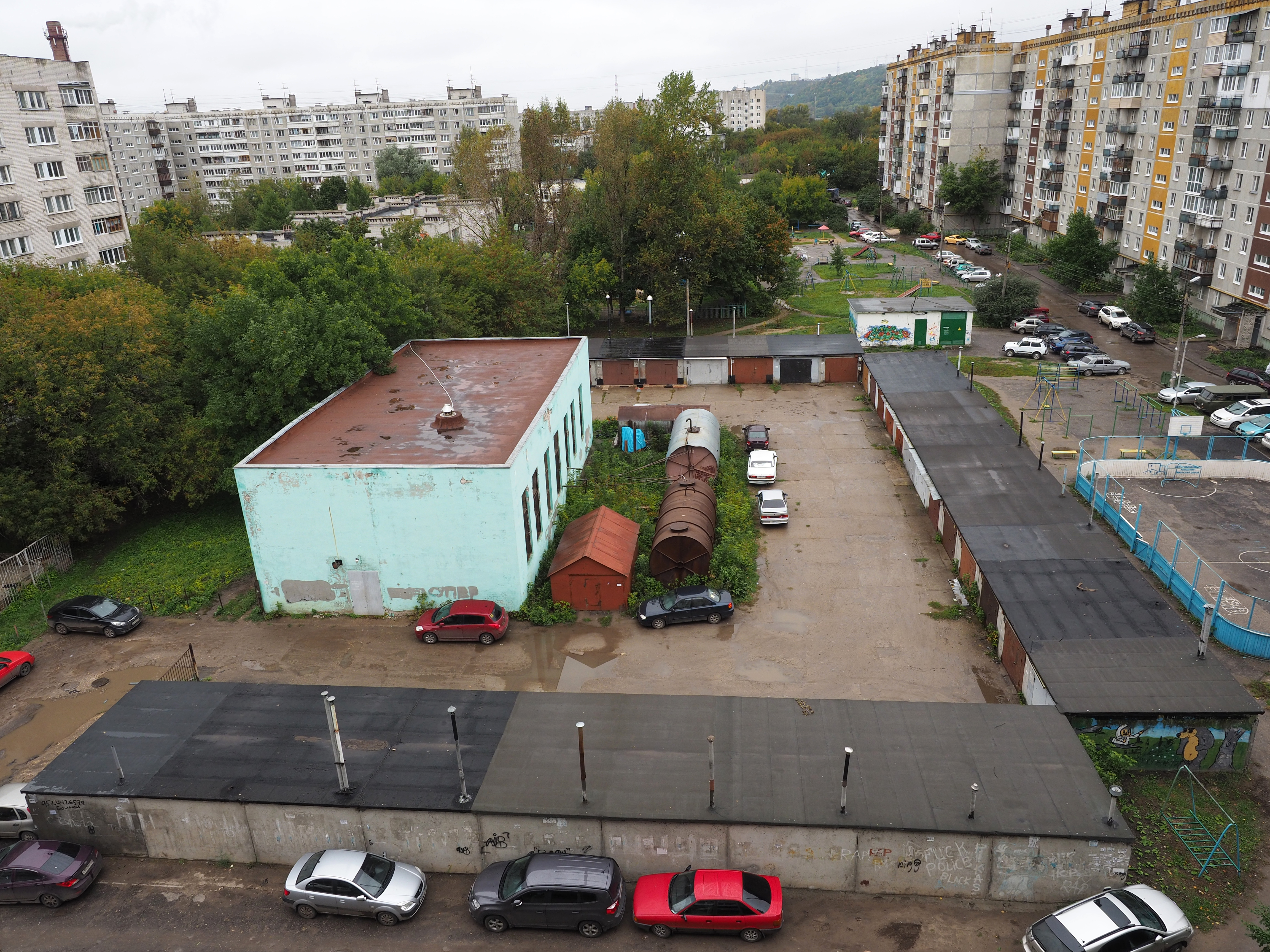 Гараж нижний новгород. Гаражи сверху. Гаражный кооператив вид сверху. Гаражи в России вид сверху. Гаражи русские вид сверху.