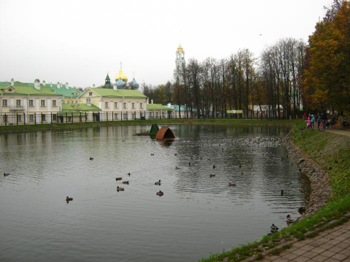 Сергиевом пруд. Сергиев Посад пруд. Белый пруд в Сергиевом Посаде. Сергиев Посад пруд у Лавры. Белый пруд Сергиев Посад весной.