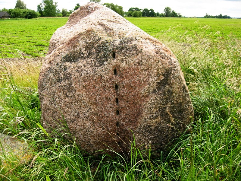 валун глыба гранит. камень глыба. огромный камень. валуны 1. ревякинский валун.
