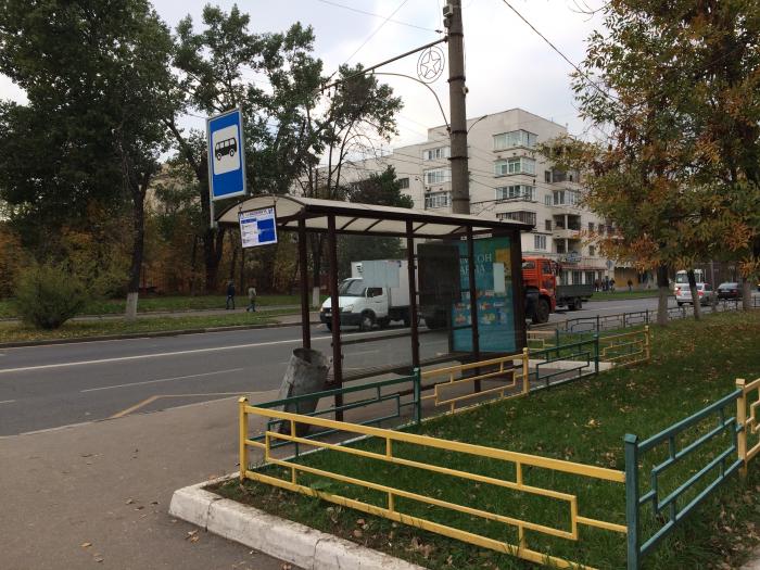 Третью остановку. 3 Кабельная улица Москва. Остановка Дангауэровка. М3 остановка Моховая. Остановка Москва серая.