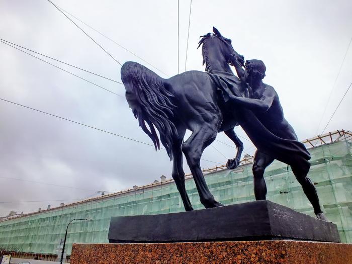 Под уздцы. Осаживающий коня юноша памятник Аничков мост. Скульптура «юноша, берущий коня под уздцы». Конь под уздцы.