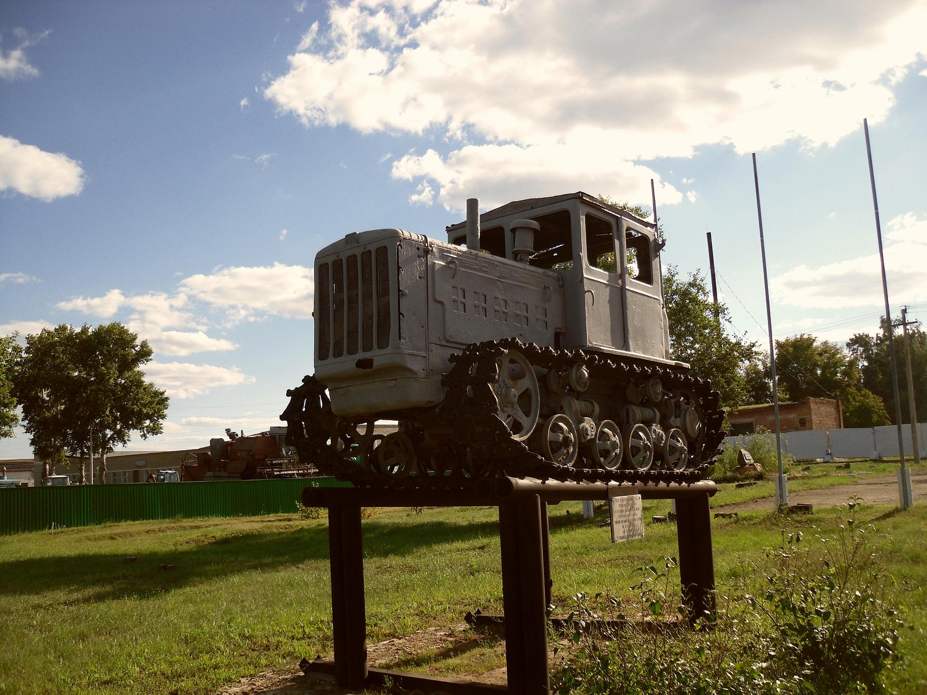 Край трактор. ДТ-54 Алтайского тракторного завода. ДТ 54 АТЗ. ДТ 54 памятник. Памятник трактор АТЗ.