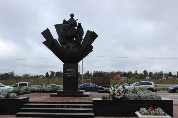 Пгт свердловский. Памятник детям войны поселок Свердловский. Памятник Свердловском детям военных лет. Посёлок Свердловский памятник. Достопримечательности поселка Свердловский.