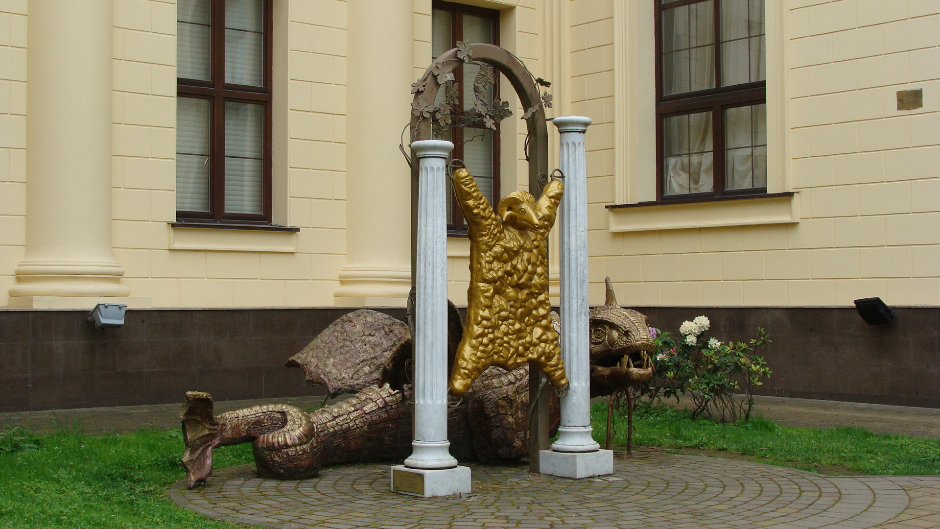 Фото золотого руна. Золотое Руно Сочи памятник. Золотое Руно Сочи статуя. Памятник Золотому руну в Сочи. Казань памятник золотое Руно.