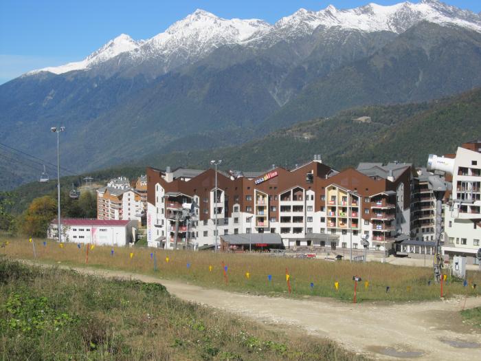 Rosa ski hotel. Олимпийская деревня красная Поляна. Rosa Ski Inn летом. Олимпийская деревня 1200.