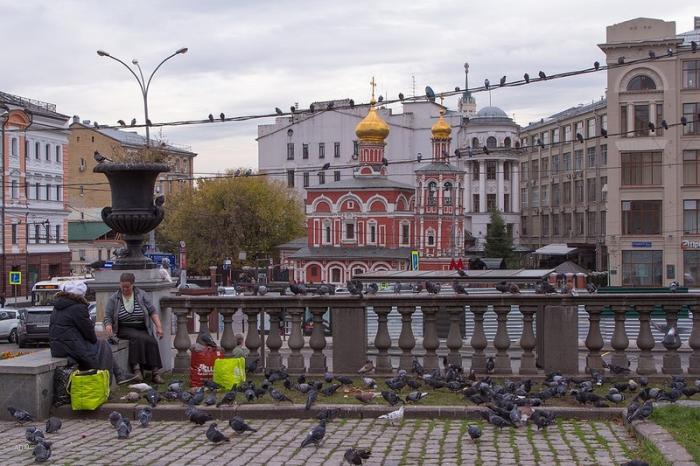 Славянская площадь фото. Славянская площадь Москва. Метро Китай-город, Москва, Славянская площадь. Ильинский сквер улица Варварка. Славянская площадь Москва метро.