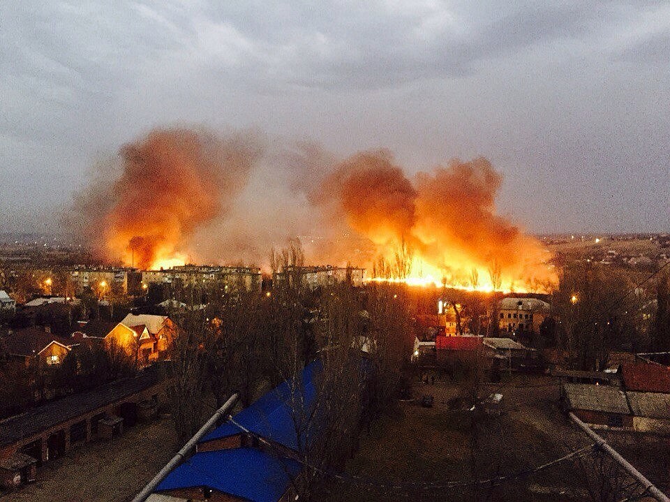 Погода в каменск шахтинске. Пожар Каменск Шахтинский сегодня. Сгорел магазин мир в Каменске Шах. Автопожары в Каменске Шахтинском. Каменск-Шахтинский река горячка.