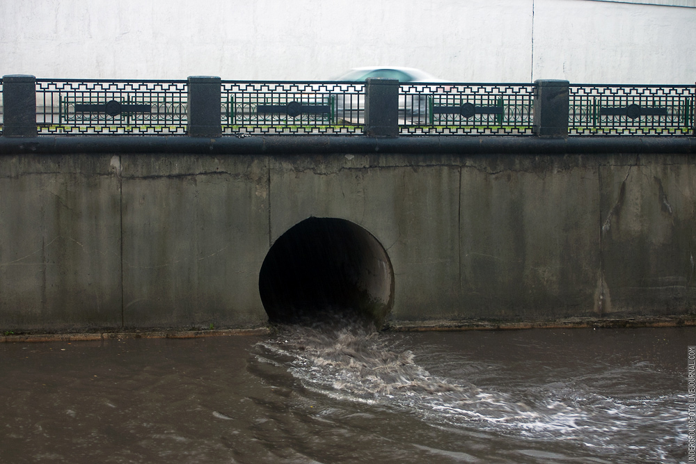Желоб речки. Водосток в реку. Водовыпуск в водосток. Водоотвод на набережной. Желоб реки.