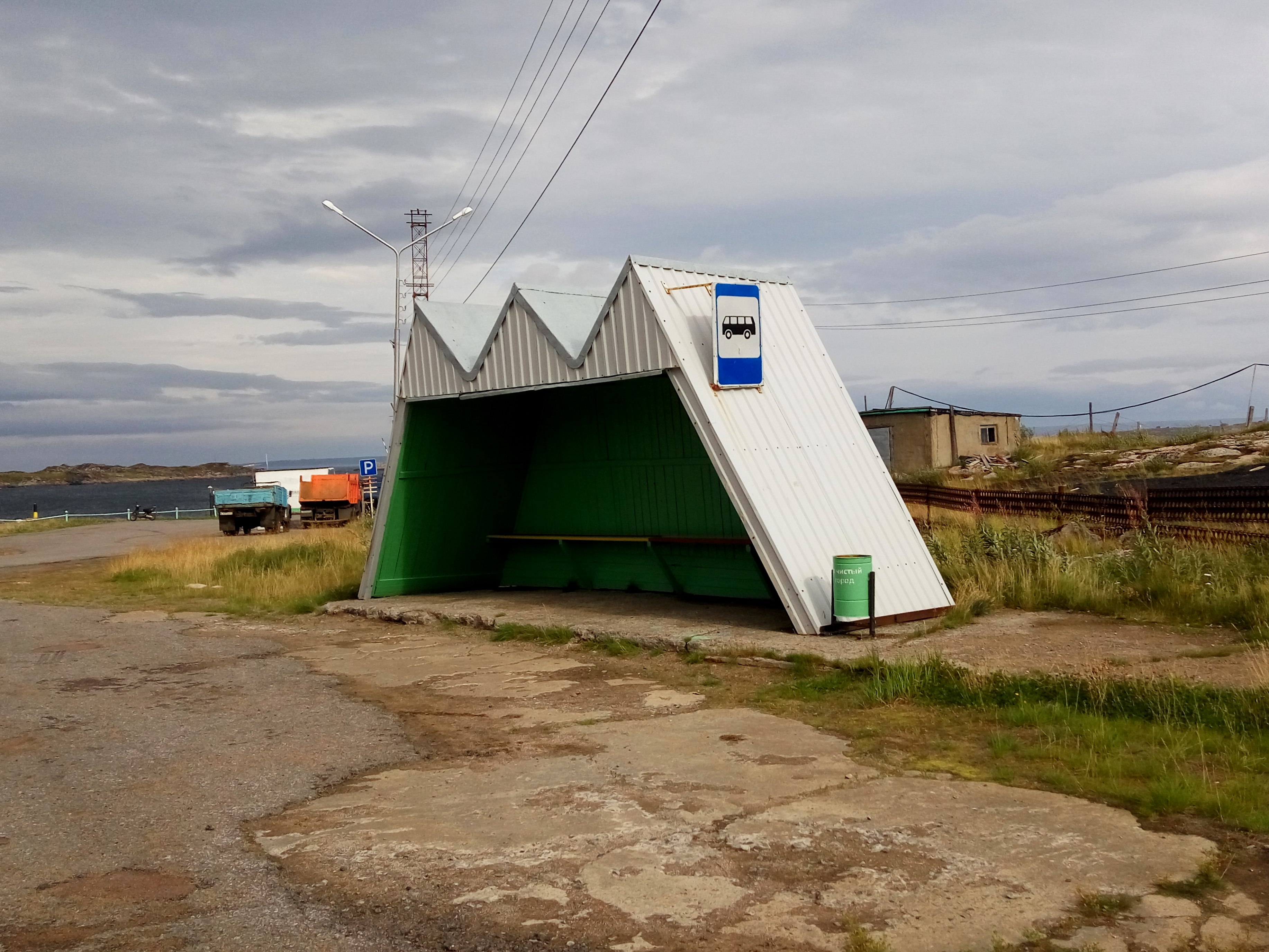 Островной гараж. Заброшенная остановка. Заброшенная автобусная остановка. Заброшенный автобус. Станция островной фото.