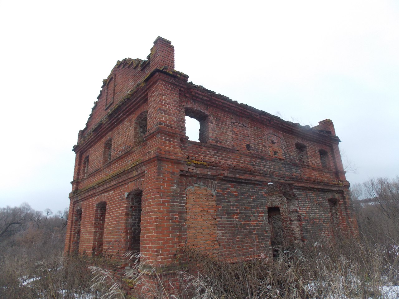 Заброшенные кирпичные дома в деревне