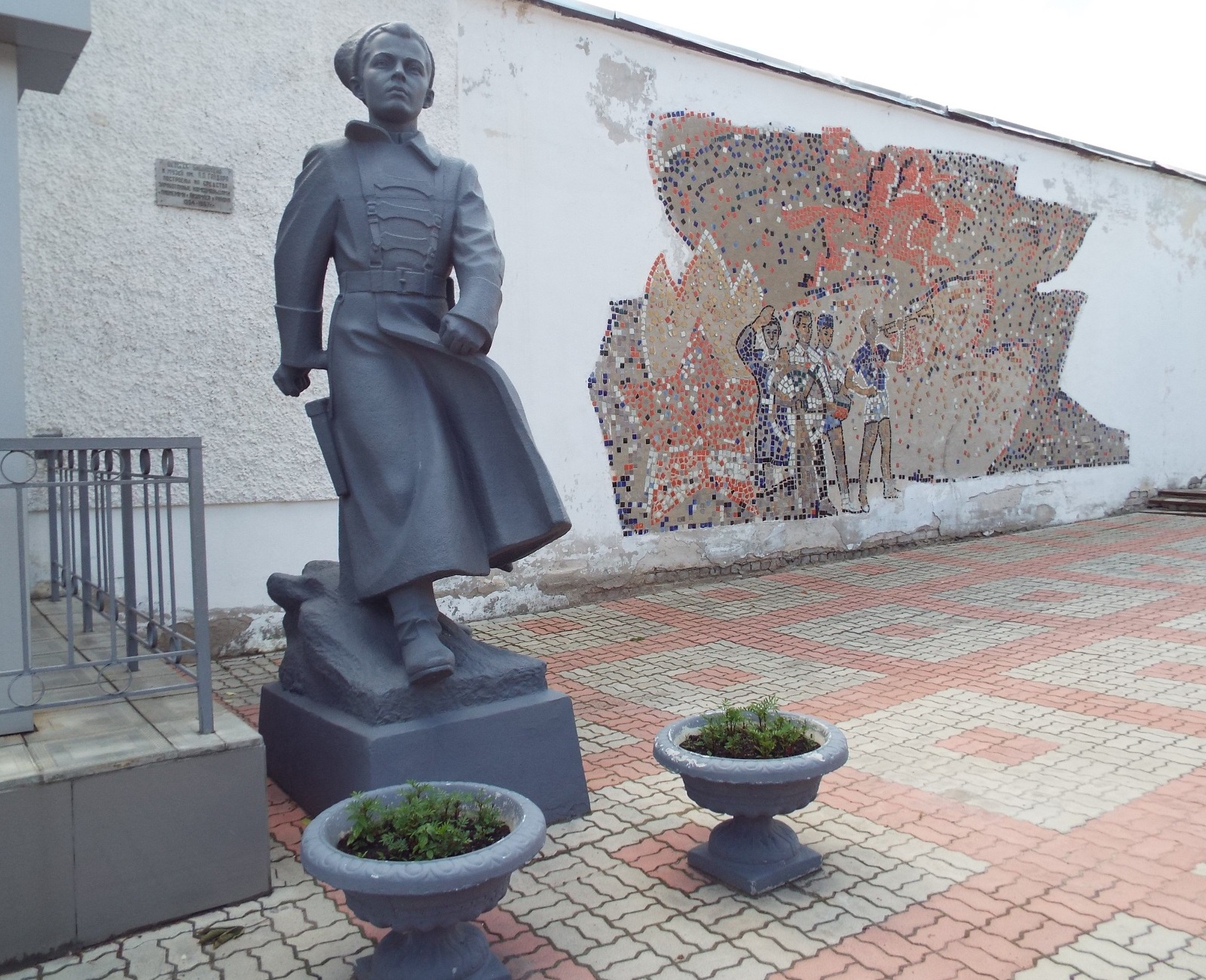 памятник егору гайдару в москве