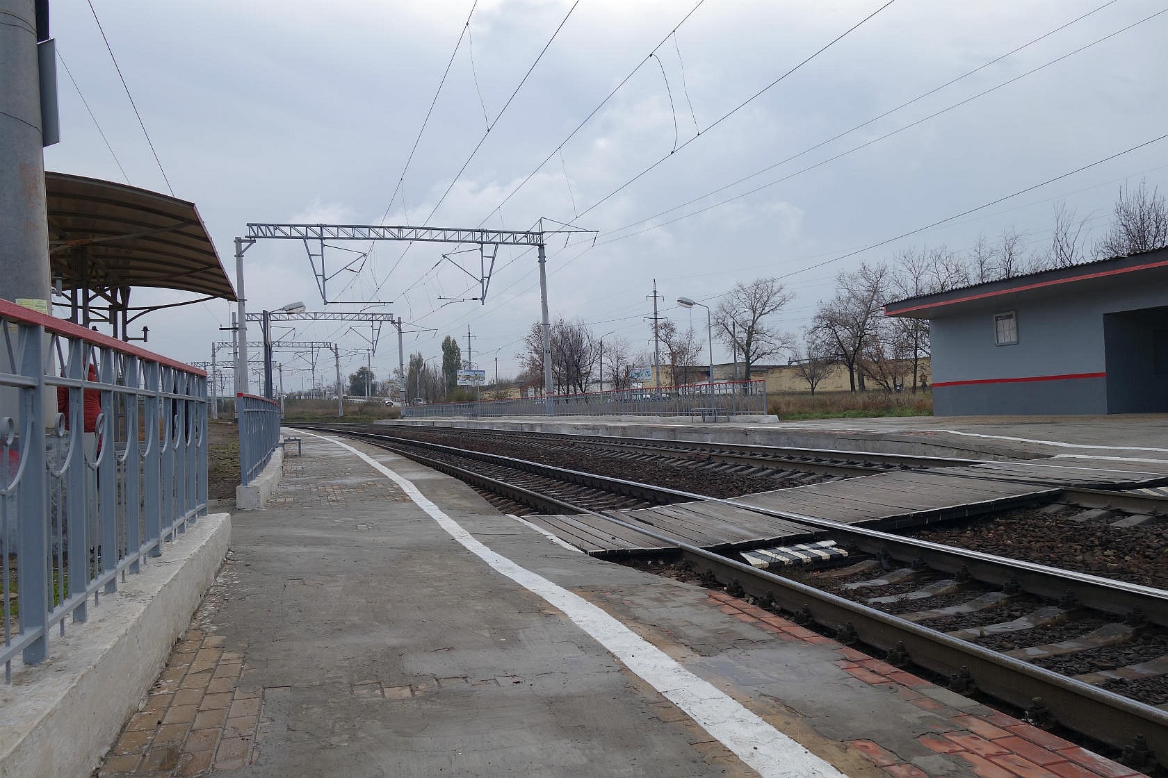 Пешеходный переход жд путей. 1038 Км Каменск Шахтинский. Каменск Шахтинский эстакада. Платформа 1038км. Пешеходный настил через железнодорожные пути.