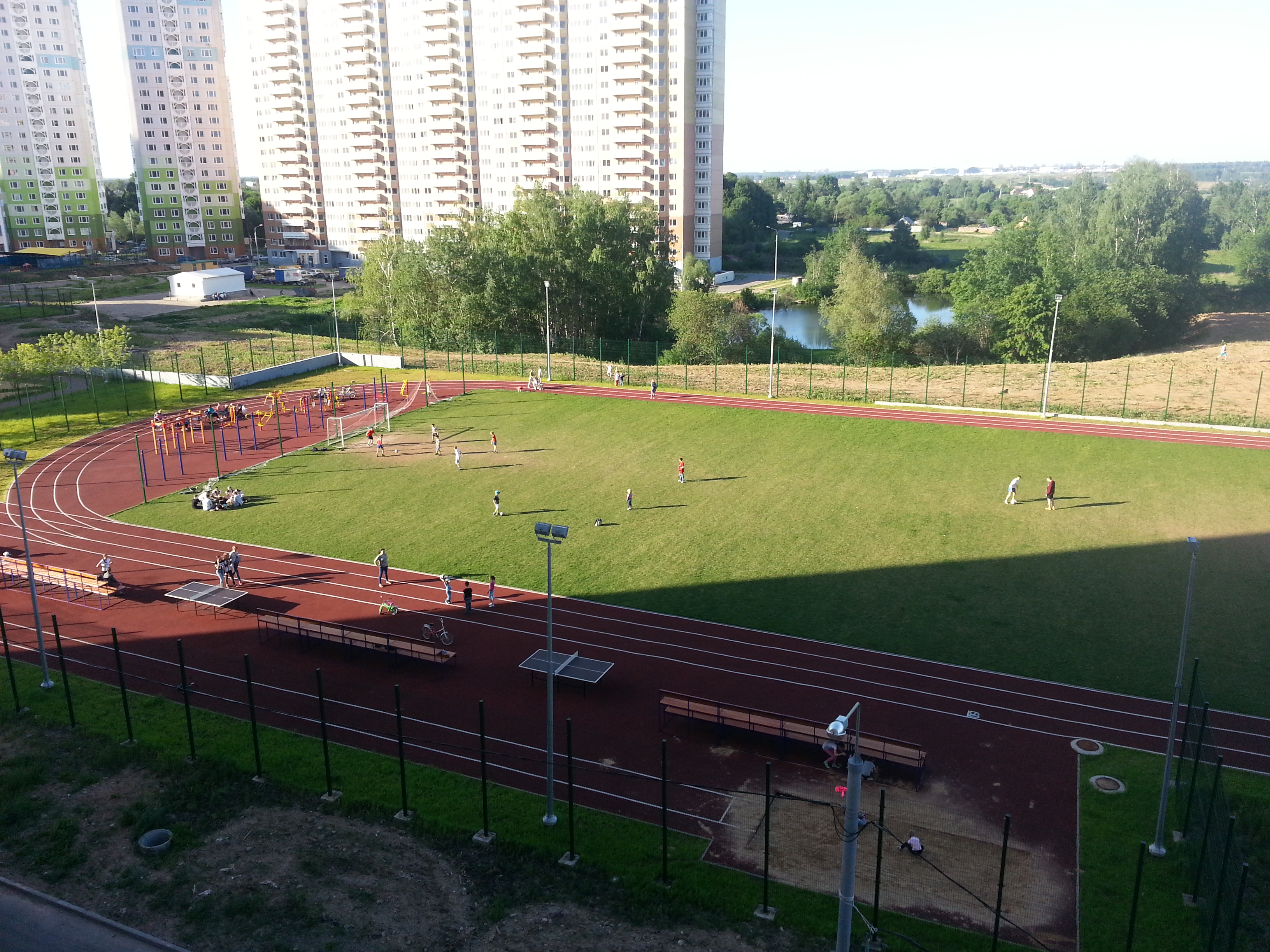 Школа метров. Стадион Московской школы. Стадион школы Протон в Москве. Стадион в Московском 1 микрорайон. Школа 918 Москва стадион.