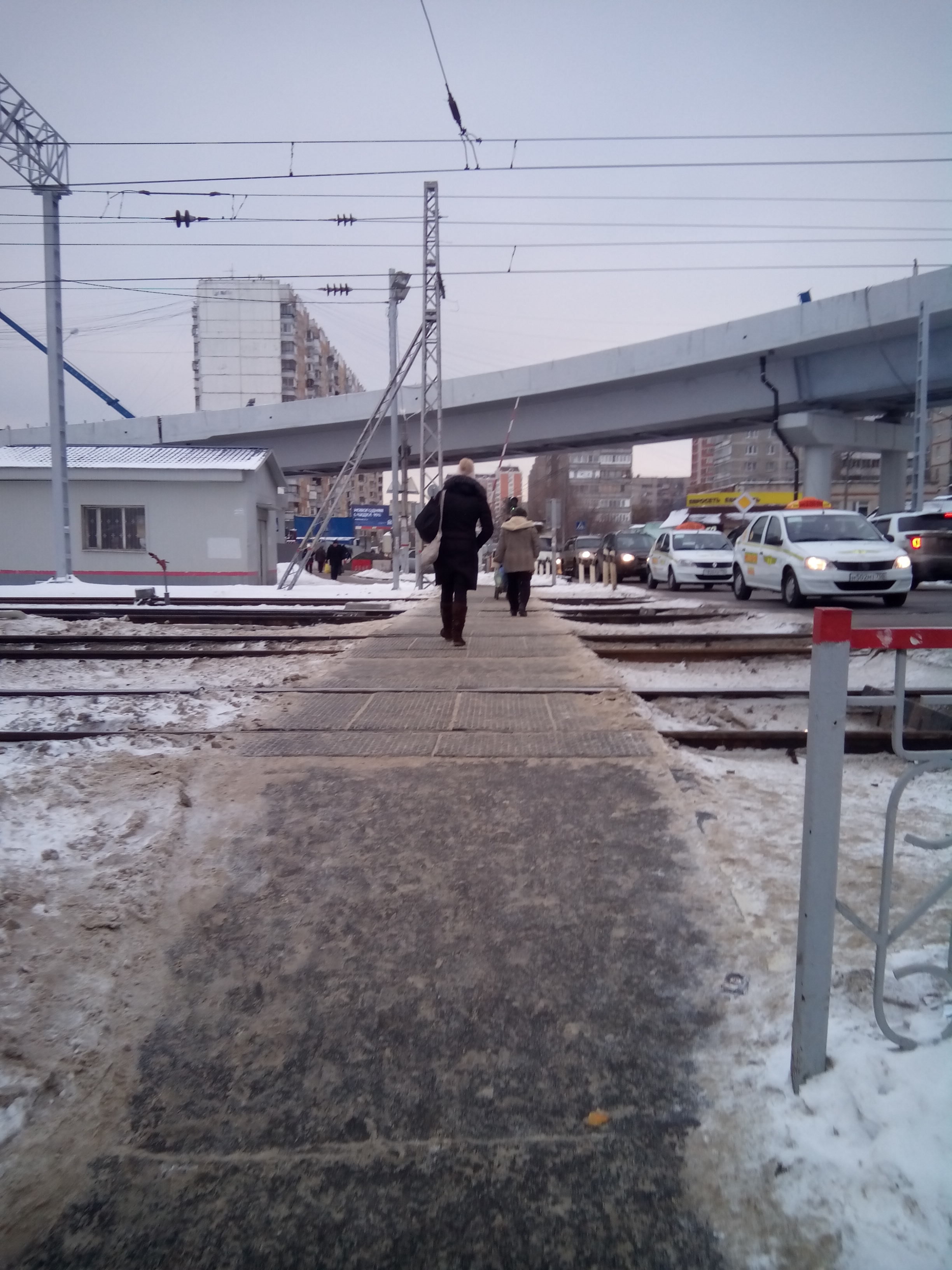 Переход через железную дорогу. Щербинка пешеходный Железнодорожный мост. Пешеходный переход через железнодорожные пути. Пешеходный мост в Щербинке. Щербинка мост через ЖД.