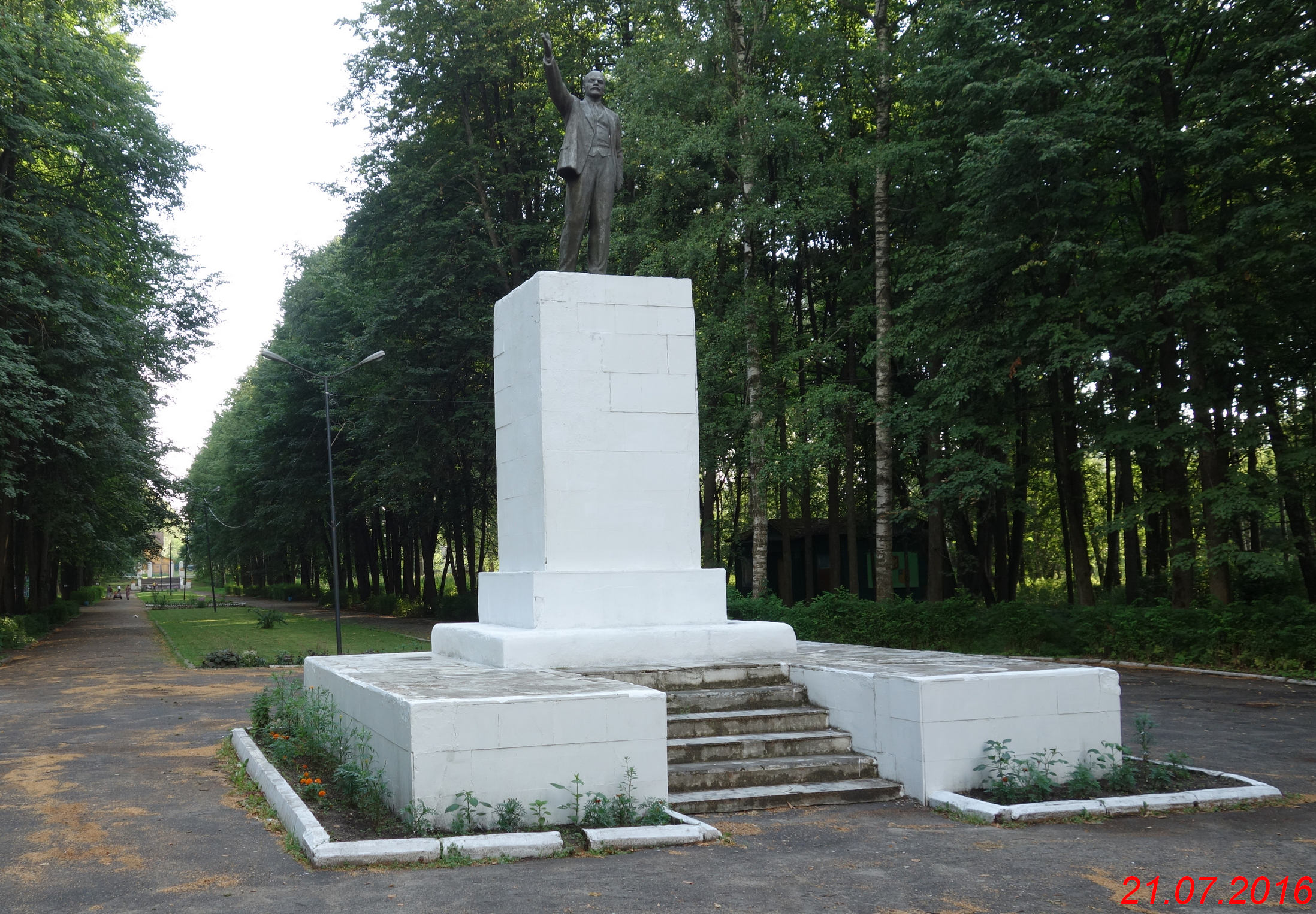 Ленин парк победы. Нерехта памятник Ленину. Нерехта. Парк им. Ленина. Памятники в Нерехте. Памятник Крякутному в Нерехте.