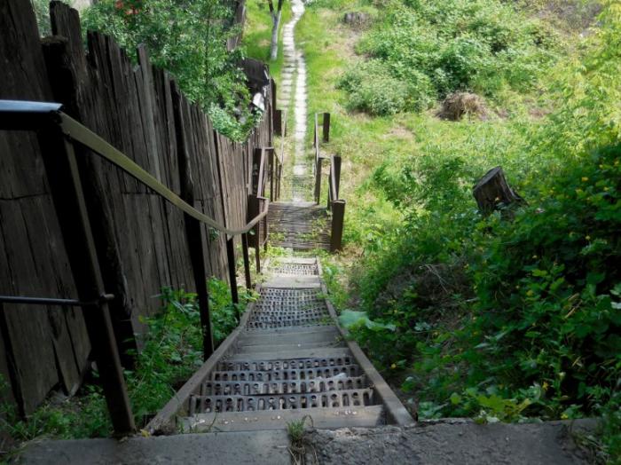 Сходи 2. Мариуполь лестница к морю. Лестница в Мариуполе. Красивый спуск к морю лестница Мариуполь. Мариуполь пляж лестница.