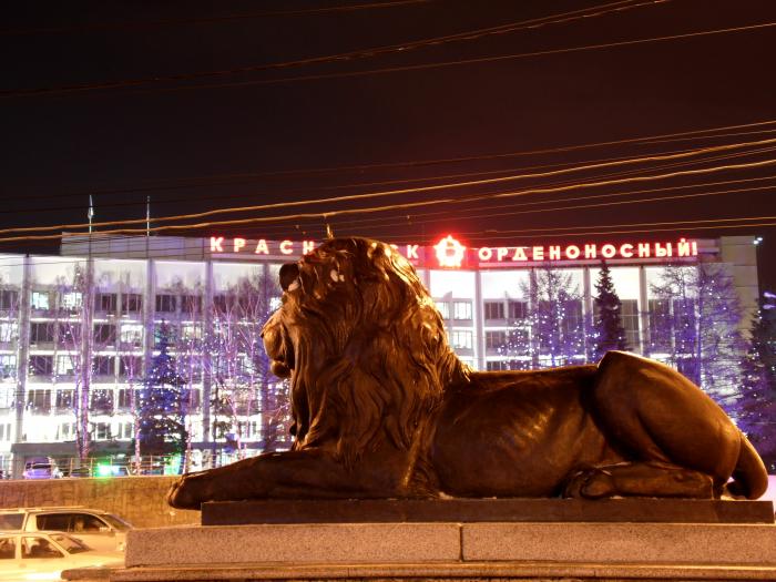 Лева красноярск. Лев Красноярск. Скульптура Льва в Красноярске. Гостиница Красноярск львы. Статуя Льва в Красноярске.