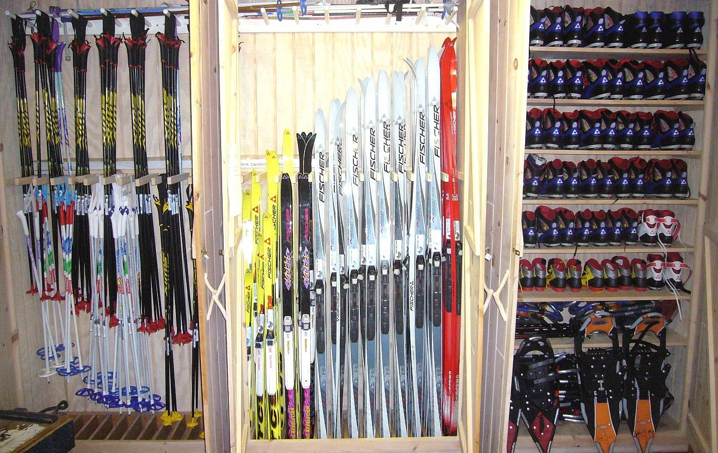 Прокат лыж стоимость. Стеллаж для спортивного инвентаря. Стойка для хранения лыж. Полка для хранения лыж. Шкаф для хранения лыж.