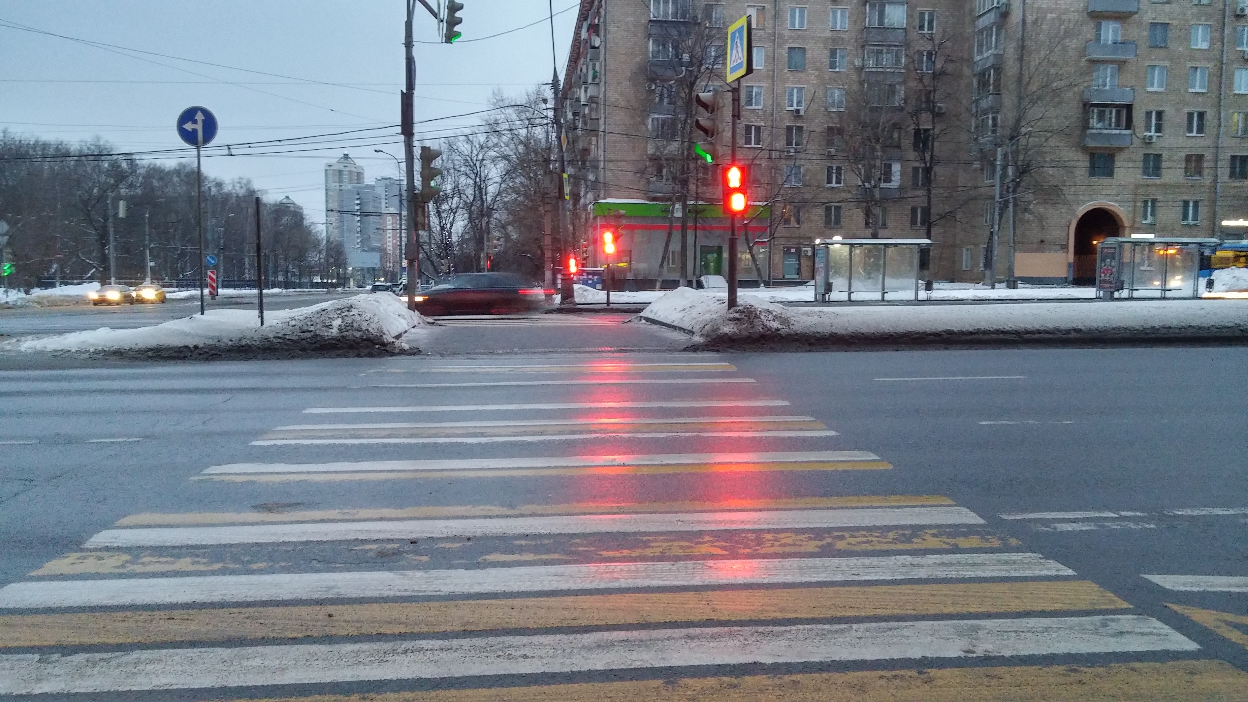 Переход на красный пешеход. Перекресток регулируемый светофором. Светофор на нерегулируемом пешеходном переходе. Нерегулируемый пешеходный перекресток. Регулируемый пешеходный переход.