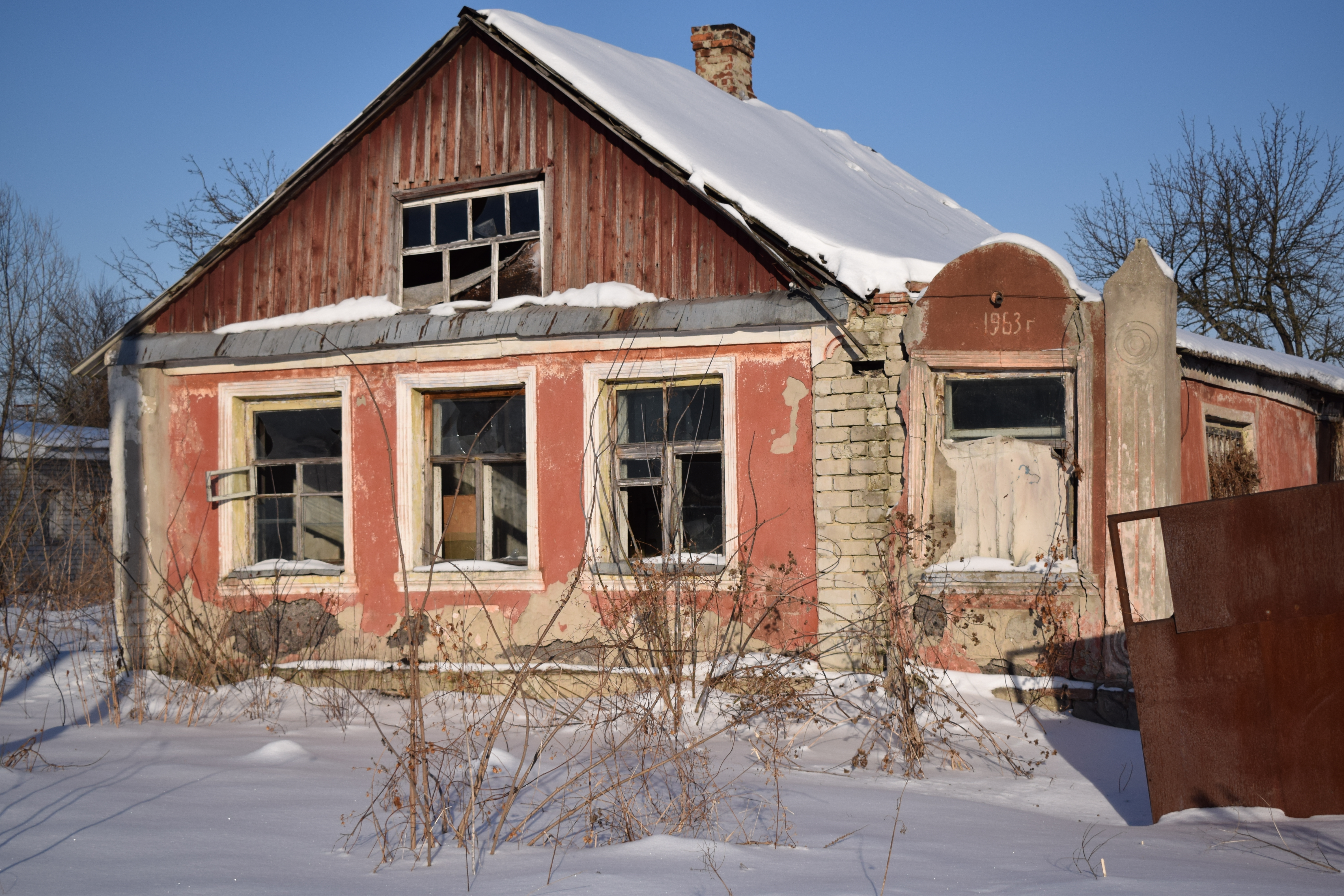 Заброшенные кирпичные дома в деревне