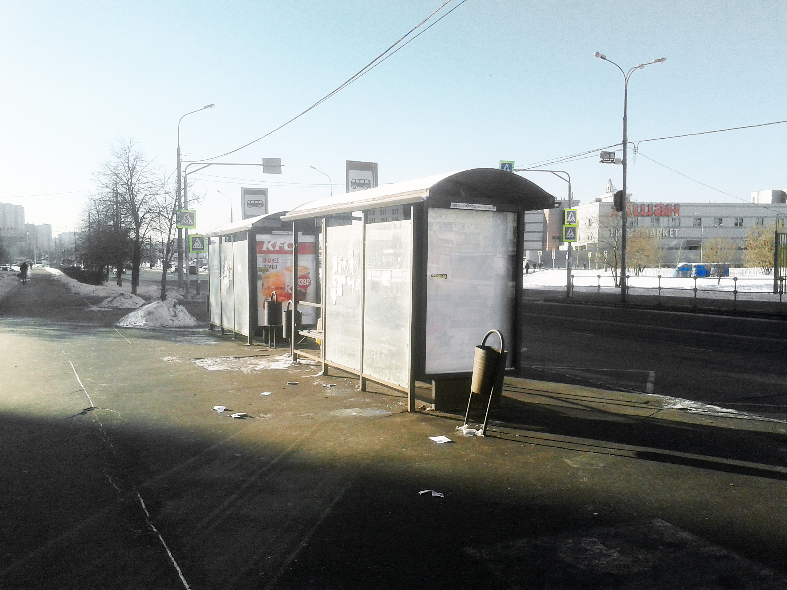 автобус врезался в остановку. авария на ул люблинская. фотографии автобусов. на люблинской улице автобус врезался. дтп автобус москва люблинская.