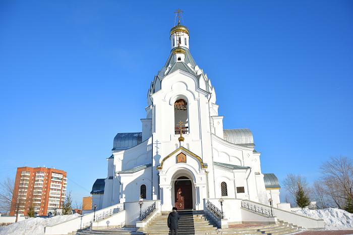 Церковь красноярск. Церковь Михаила Архангела Красноярск. Белая Церковь в Красноярске. Архангела Михаила – в Зеленограде. Церковь в Красноярске за торговым центром.