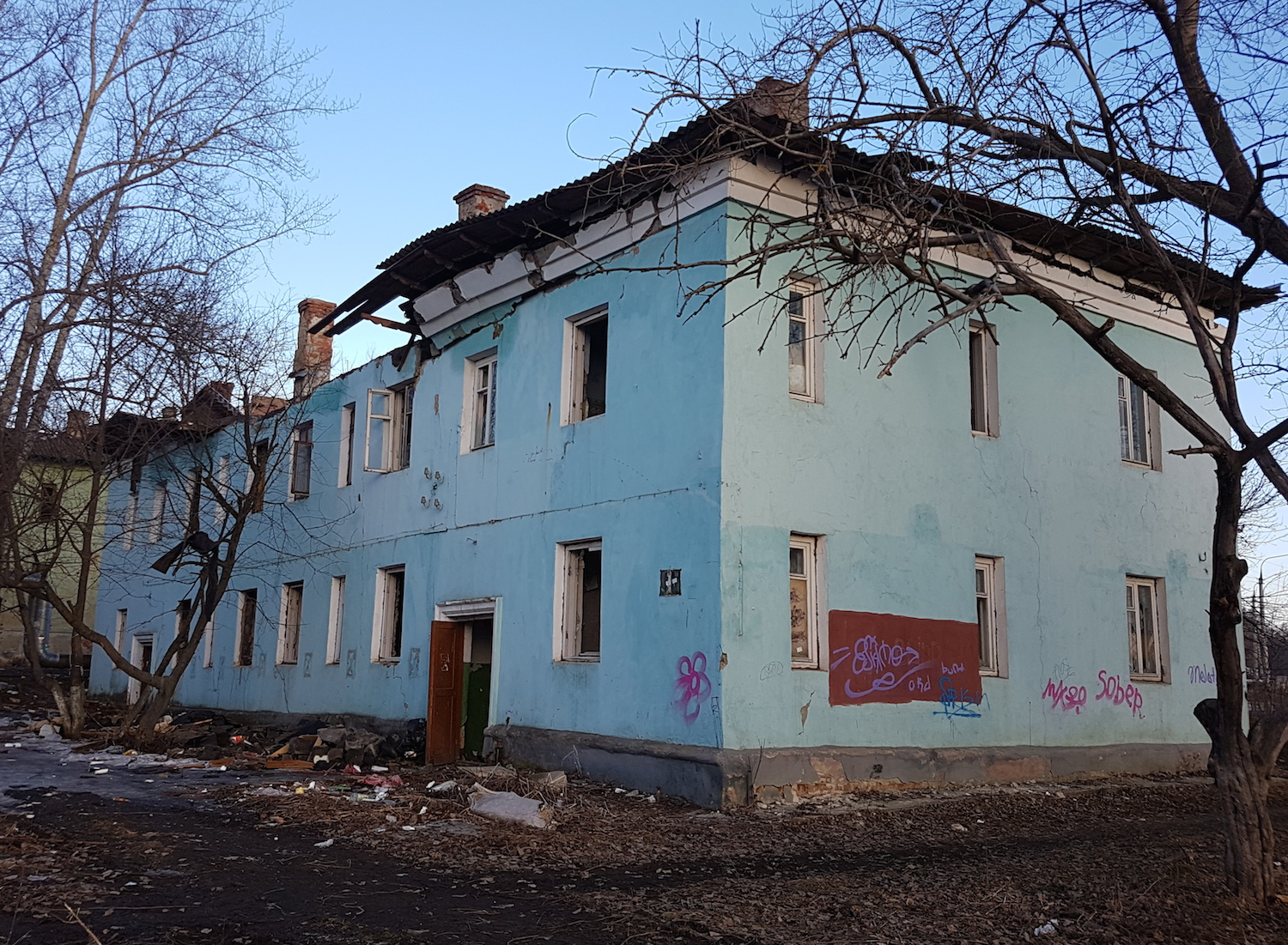 Двухэтажный многоквартирный дом старой постройки