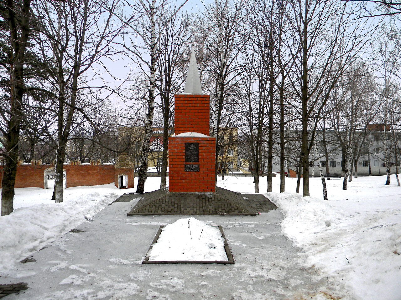 Короча белгородская область. Белгород ул Корочанская памятник. Достопримечательности города Короча Белгородской области. Ротонда Короча. Братская могила на Корочанской Белгород.