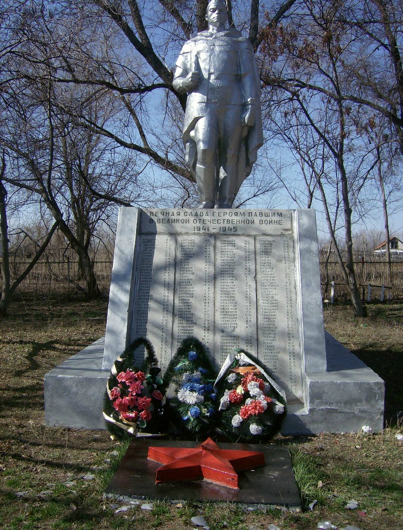 Село александровка. Памятник монумент славы село Тойси. Обелиск деревня Александровка. Мемориал деревня Александровка Смоленск. Село Александровка Самарская область Безенчукский район.