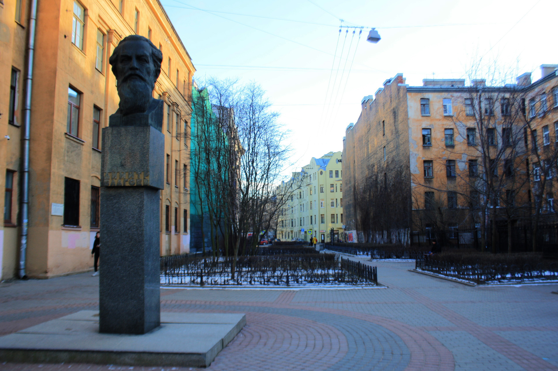 Между улиц. СПБ переулок Благоева. Памятник Дмитрию Благоеву СПБ. Памятник на пешеходной улице Васильевского. Улица Благоева Петроградка СПБ.