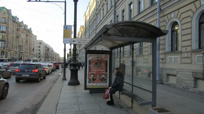 Остановки спб. Остановка в Санкт-Петербурге. Автобусная остановка Санкт Петербург. Остановки в Питере. Остановка Гостиный двор Санкт-Петербург.